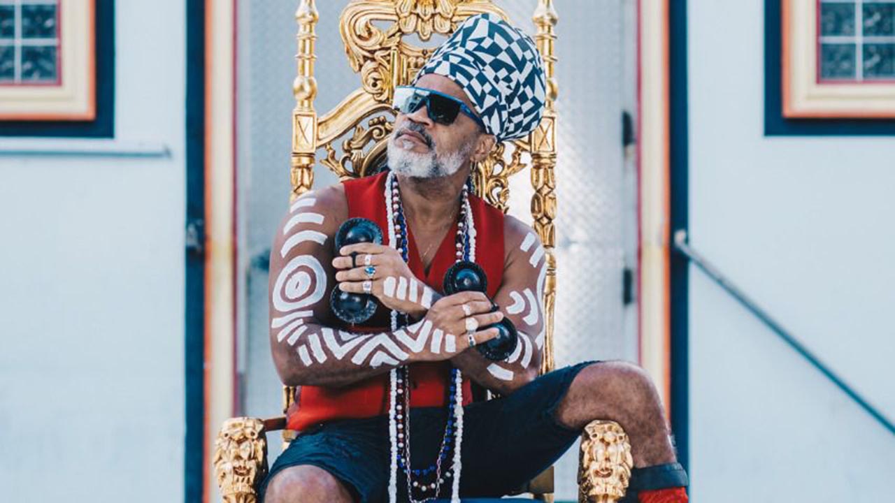 Carlinhos Brown anuncia os trinta anos da Timbalada e a volta de Denny à banda