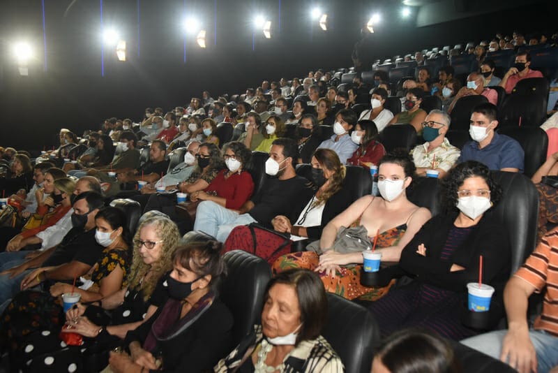 Lançamento de Cravos lotou uma das salas do Multiplex neste incío da semana. Confira quem assistiu o filme!