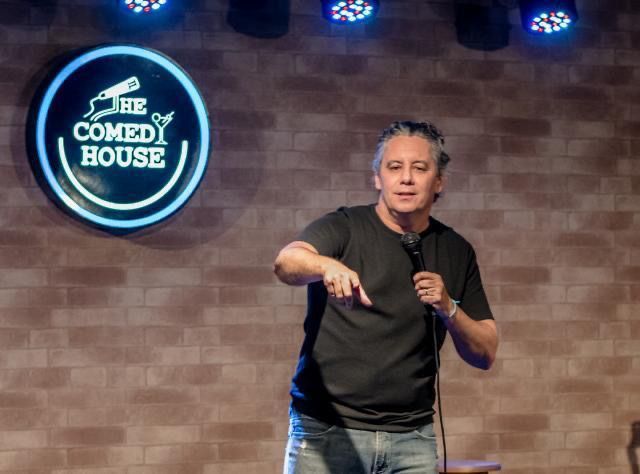 Humoristas Guga Walla e Tiago Banha comandam stand-up comedy em casa de espetáculos no Rio Vermelho