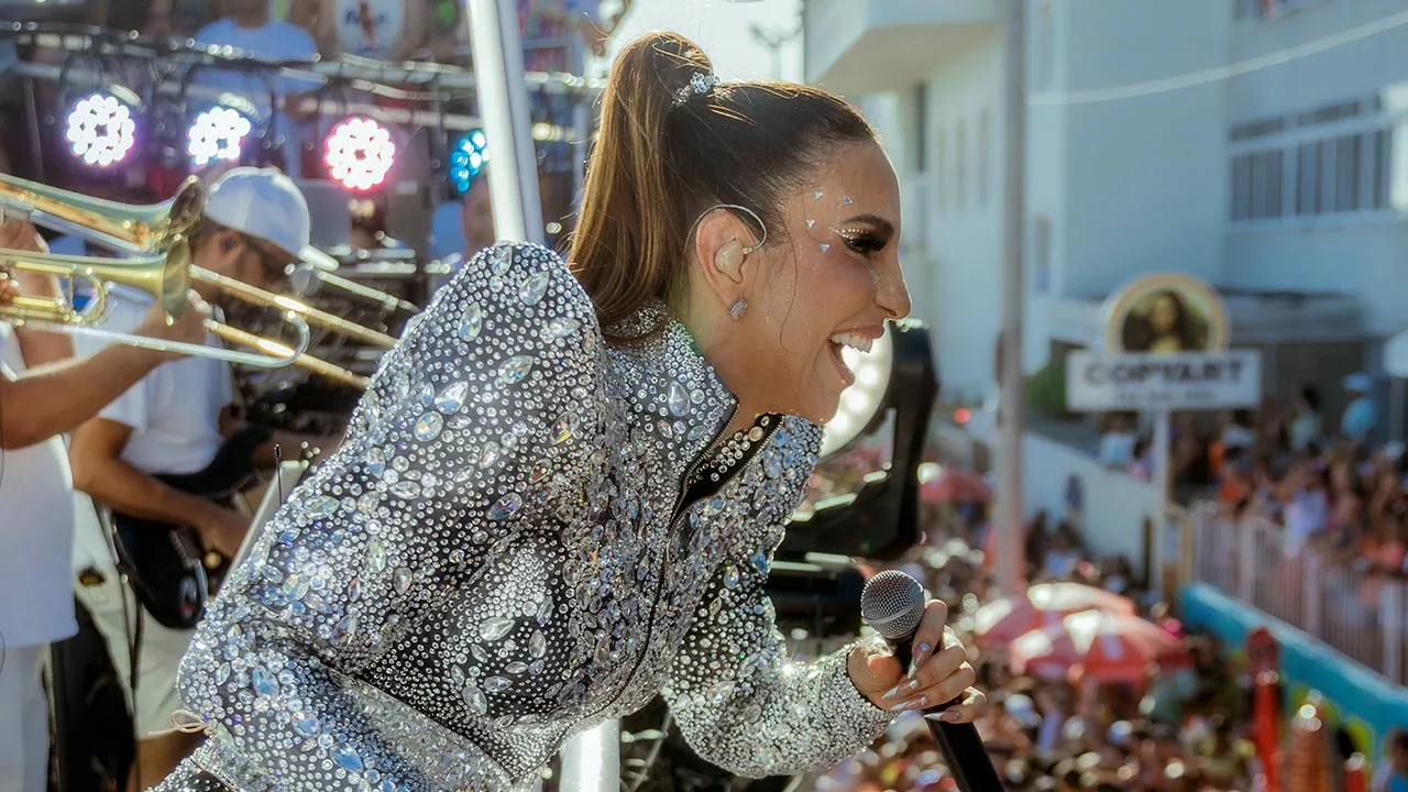 Ivete Sangalo comanda a volta do Bloco Coruja no Carnaval de Salvador