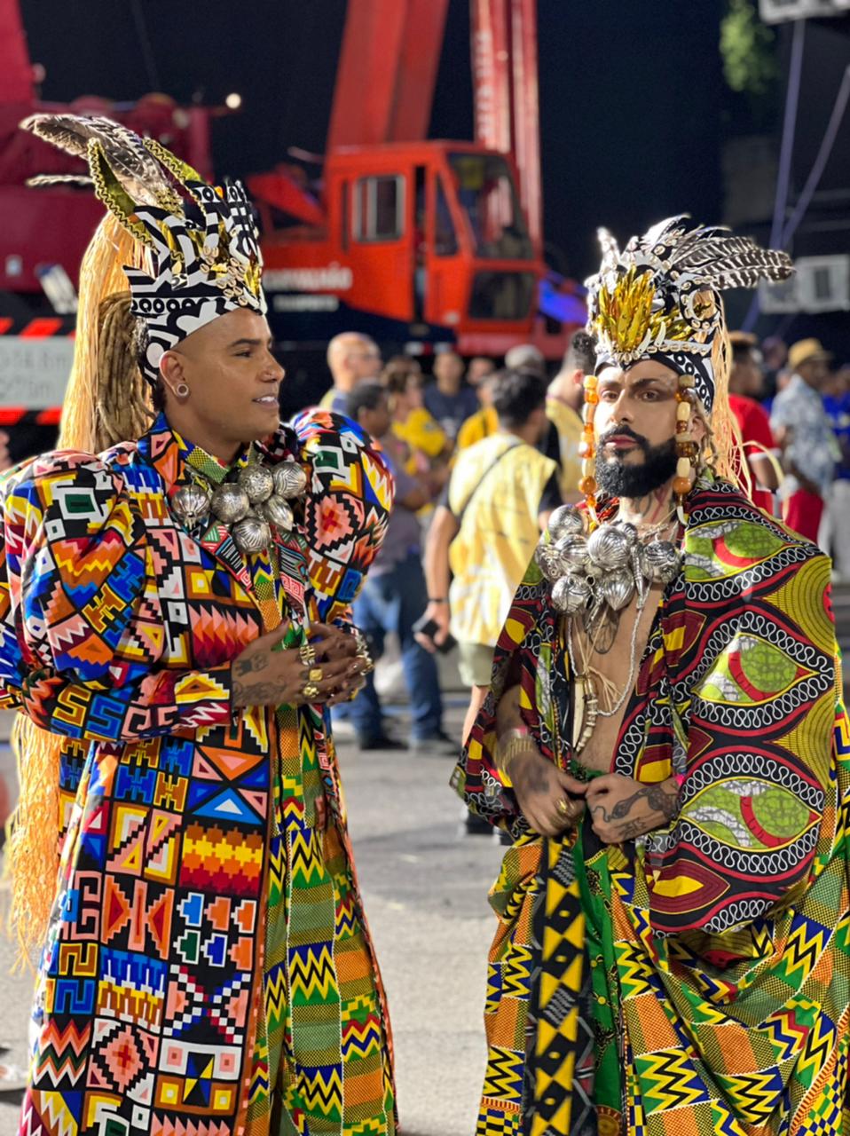 Meninos Rei brilham na ala das baianas da Mangueira