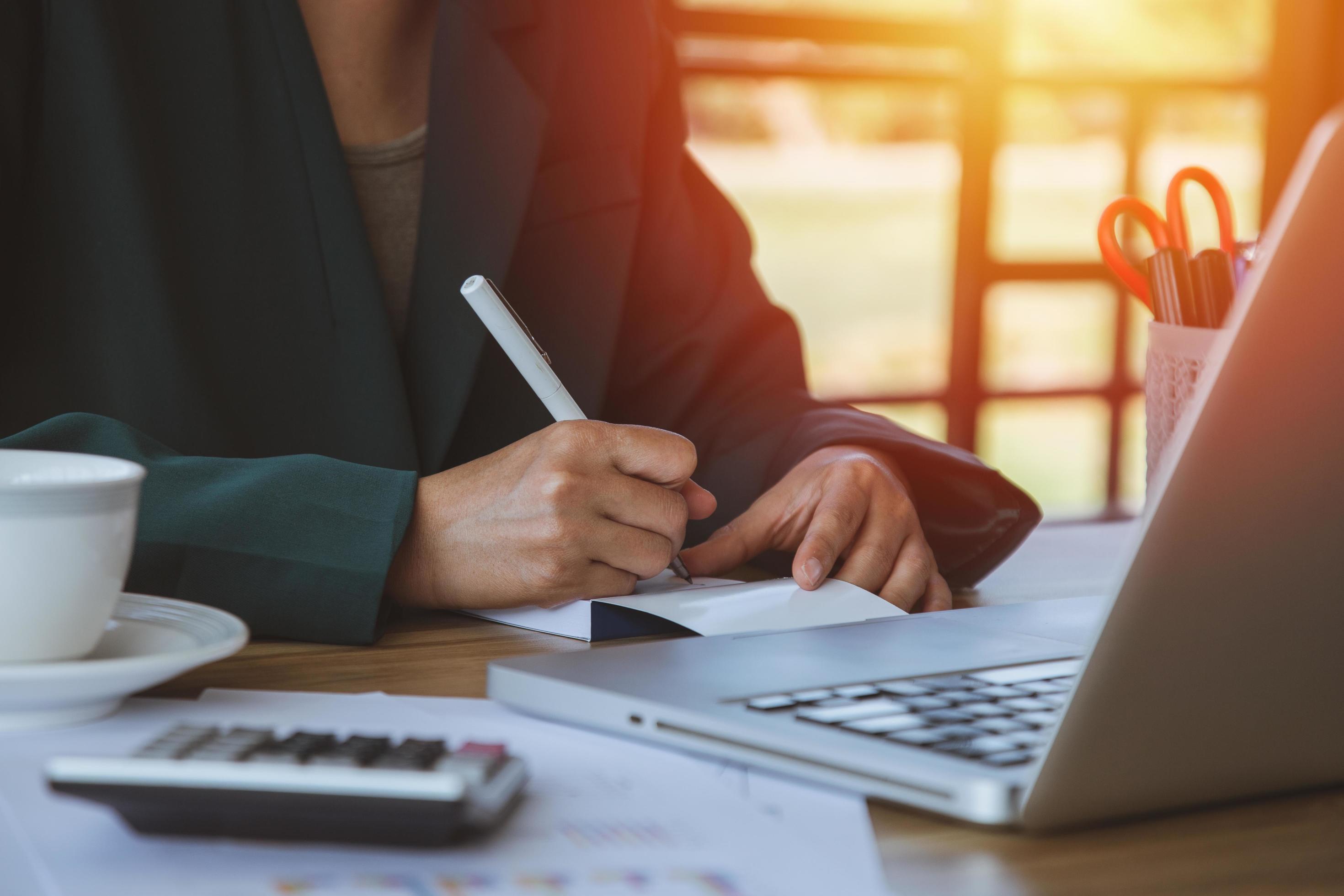 Estudo revela avanços na presença feminina em cargos de liderança nas empresas brasileiras