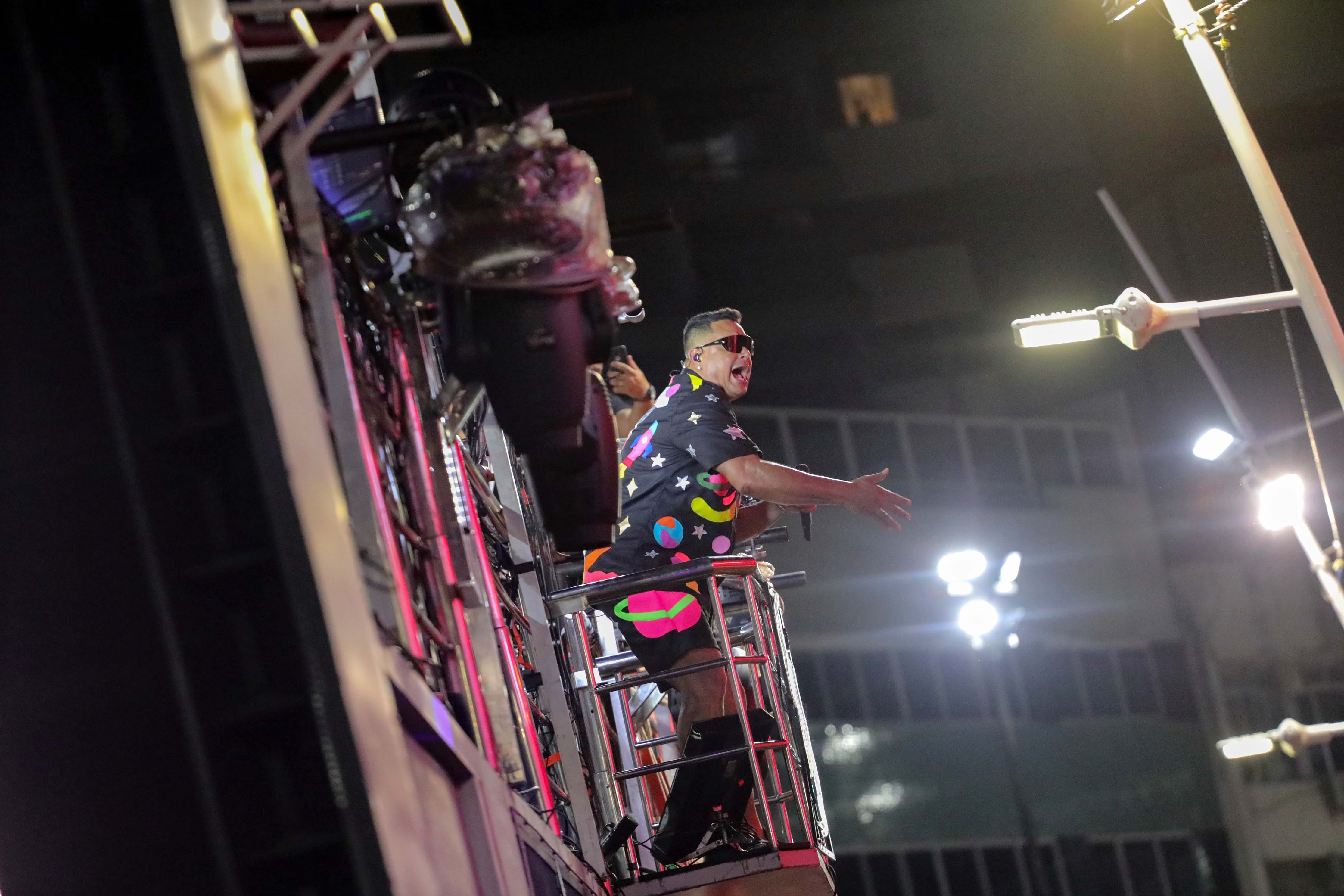 Xanddy Harmonia agita público na estreia da Melhor Segunda-Feira do Mundo no pré-Carnaval